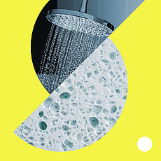 Eine Regendusche, aus der Wasser kommt, und ein Badeschwamm