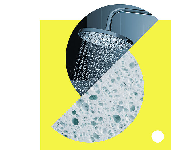 Eine Regendusche, aus der Wasser kommt, und ein Badeschwamm