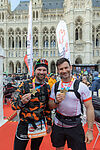 Bild von zwei Läufern beim Vienna City Marathon die in die Kamera lächeln.