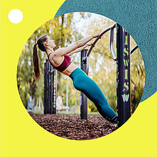 Eine sportliche Frau mit Pferdeschwanz führt in einem Outdoor-Fitnesspark eine Schrägliegestütz-Übung an einer Metallstange aus.