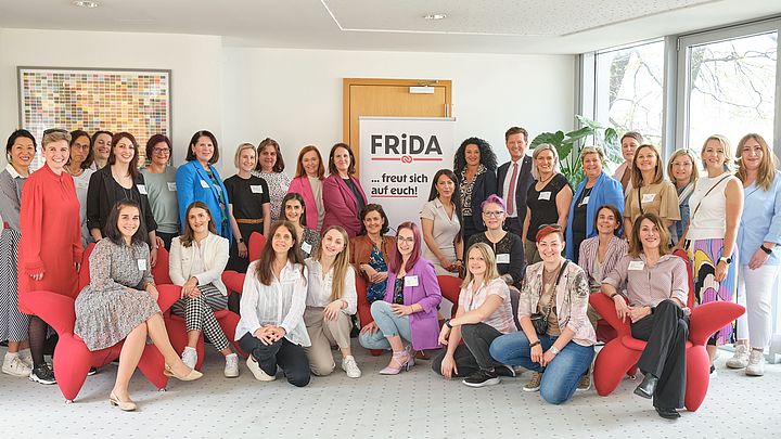 Gruppenfoto vom Frauennetzwerk FRiDA.