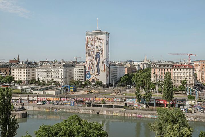 Donaukanal, dahinter der Ringturm und weitere Gebäude.