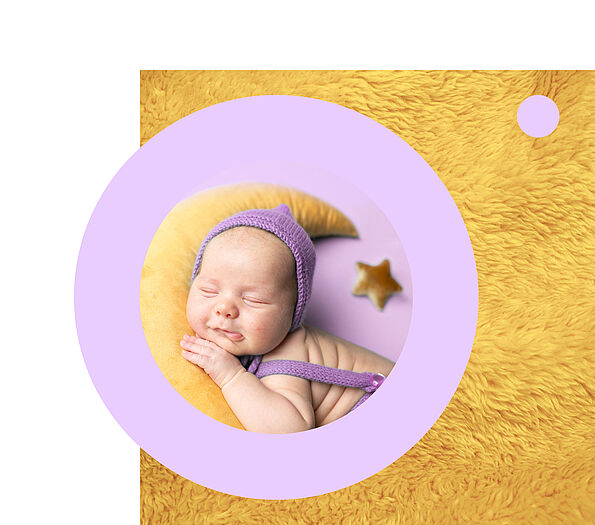 Ein kleines Baby schläft angelehnt an einen mondförmigen gelben Polster. Es trägt eine lila Haube. Das Bild ist von einem lila Kreis umgeben, dahinter eine goldfarbene Oberfläche mit lila Punkt.