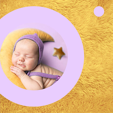 Ein kleines Baby schläft angelehnt an einen mondförmigen gelben Polster. Es trägt eine lila Haube. Das Bild ist von einem lila Kreis umgeben, dahinter eine goldfarbene Oberfläche mit lila Punkt.