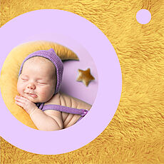 Ein kleines Baby schläft angelehnt an einen mondförmigen gelben Polster. Es trägt eine lila Haube. Das Bild ist von einem lila Kreis umgeben, dahinter eine goldfarbene Oberfläche mit lila Punkt.