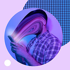 Mann im Karohemd hält ein Smartphone in der Hand und sein Kopf wird davon eingesaugt.