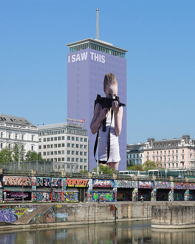 Foto vom Ringturm, wo die Fassade mit einer Abbildung eines Mädchens, welches ein Gewehr in der Hand hält, tapeziert ist  