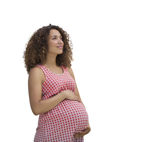 Eine schwangere Frau hält ihren Bauch fest und lächelt dabei