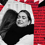 Zwei Frauen umarmen sich, dahinter ist eine Hausfassade zu erkennen, danehmen als Teil der Collage ein roter Zeitungsausschnitt.