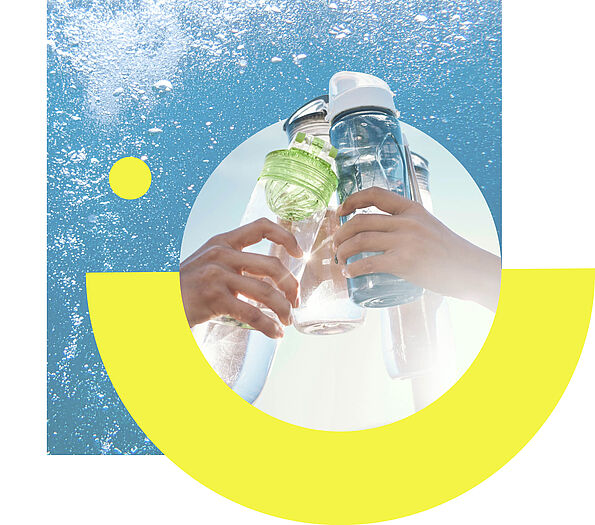 Zwei Hände, die mit transparenten Wasserflaschen im strahlenden Sonnenlicht anstoßen. 