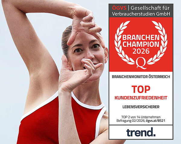 Sportliche Frau in rotem Top macht Dehnübungen. Eingeblendetes Siegel: Branchen Champion 2026 für hohe Kundenzufriedenheit bei Lebensversicherern (Top 2 von 14 Unternehmen).
