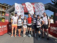 Blld von mehreren Läufern die in die Kamera lächeln beim Marathon Kärnten läuft.