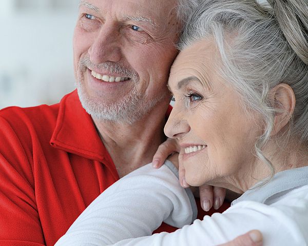 Ein glückliches Seniorenpaar umarmt sich.