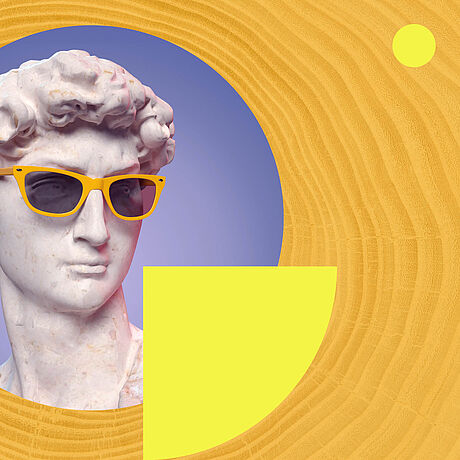 Bildcollage: Die klassische Marmorbüste von David trägt auffällige gelbe Sonnenbrillen vor einem farbigen Hintergrund aus Kreisformen und abstrakten Mustern in Gelb- und Lilatönen.