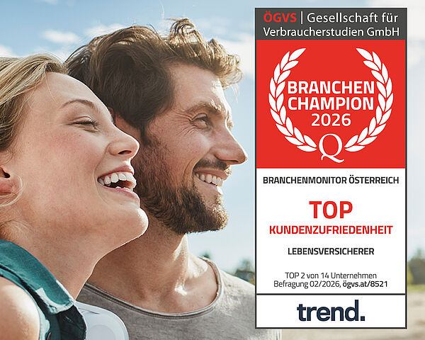 Lächelndes Paar blickt gemeinsam in die Ferne im Freien. Eingeblendetes Siegel: Branchen Champion 2026 für hohe Kundenzufriedenheit bei Lebensversicherern (Top 2 von 14 Unternehmen).