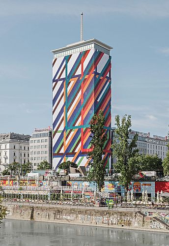 Bild vom Ringturm, wo die Fassade mit einer Abbildung eines Kunstwerkes, welches unterschiedlichste Stricharten inkludiert, tapeziert ist 