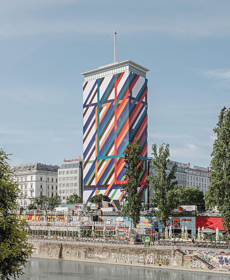 Bild vom Ringturm, wo die Fassade mit einer Abbildung eines Kunstwerkes, welches unterschiedlichste Stricharten inkludiert, tapeziert ist 