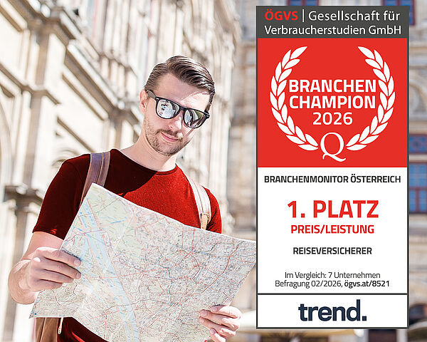 Mann mit Sonnenbrille betrachtet einen Stadtplan im Freien. Eingeblendetes Siegel: Branchen Champion 2026, 1. Platz Preis-Leistung bei Reiseversicherern.