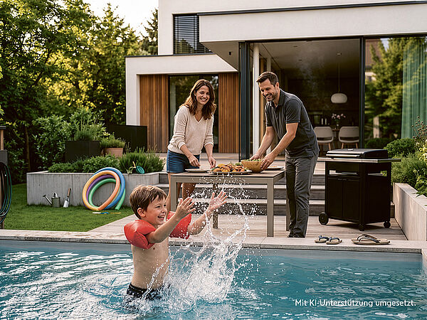 KI-generiertes Bild: Ein Kind planscht mit Schwimmflügeln im Pool eines modernen Hauses, während zwei Erwachsene auf der Terrasse Essen vorbereiten und dabei lächeln.