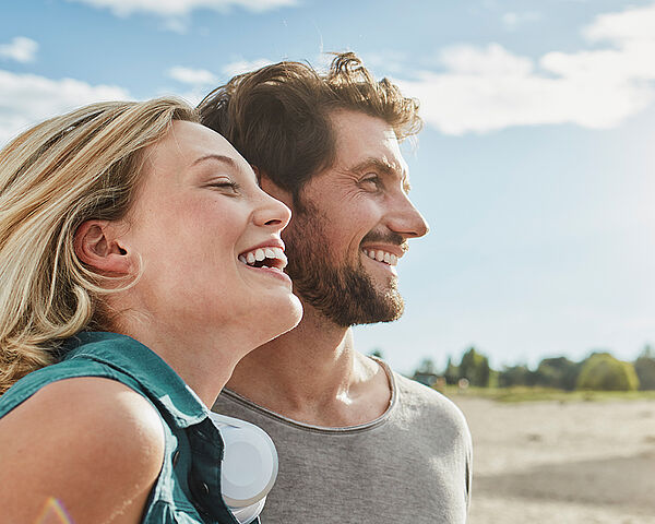 Junges Paar im Freien wirkt glücklich und verliebt.