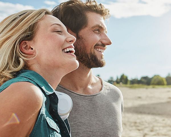 Junges Paar im Freien wirkt glücklich und verliebt.