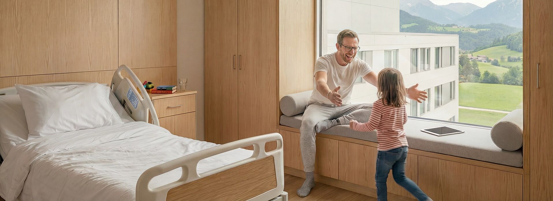 Ein Mann sitzt lachend auf einer Fensterbank und breitet die Arme aus, während ein kleines Kind auf ihn zuläuft, in einem hellen, modernen Raum.