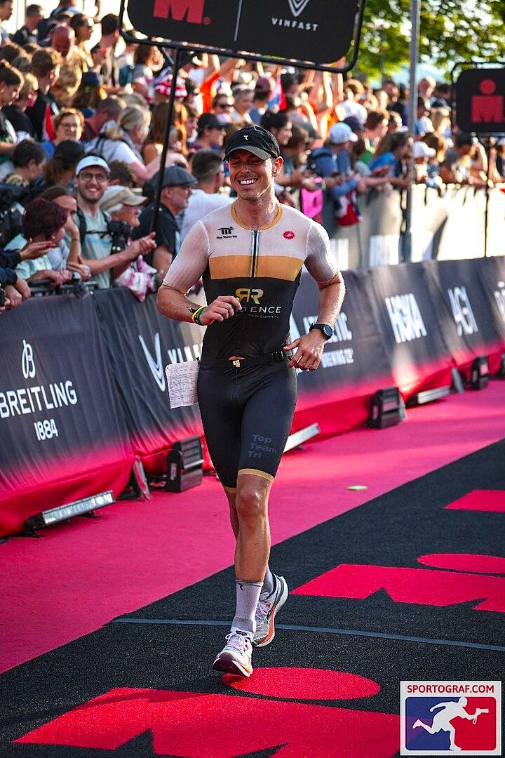 Läufer beim Zieleinlauf eines Marathons.