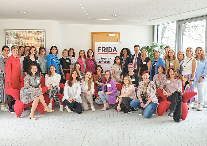 Großes Gruppenfoto vom Frauennetzwerk Frida.