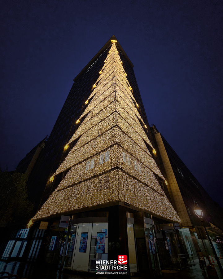 Auf dem Bild sieht man den Ringturm mit Weihnachtsbeleuchtung