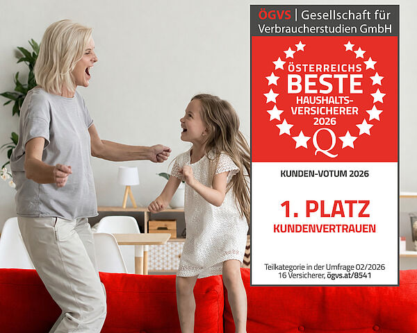 Frau und Mädchen springen lachend auf einem Sofa. Eingeblendetes Siegel: Österreichs beste Haushaltsversicherer 2026, 1. Platz Kundenvertrauen.