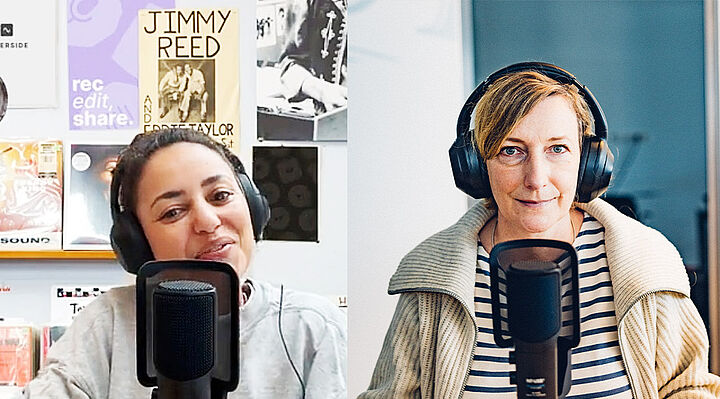 Splitscreen mit zwei Frauen, beide mit Headset und Mikrofon im Gespräch.