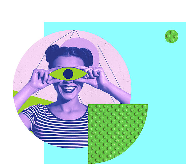 Frau im gestreifen T-Shirt lächelt und blickt durch ein grünes, augenförmiges Objekt