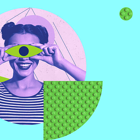 Frau im gestreifen T-Shirt lächelt und blickt durch ein grünes, augenförmiges Objekt