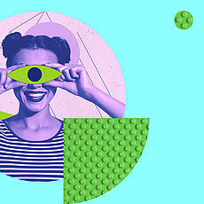 Frau im gestreifen T-Shirt lächelt und blickt durch ein grünes, augenförmiges Objekt