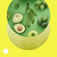 Collage mit viel verschiedenem grünem Obst und Gemüse wie Avocado, Kohlsprossen, Zuckererbsenschoten und einem Apfel