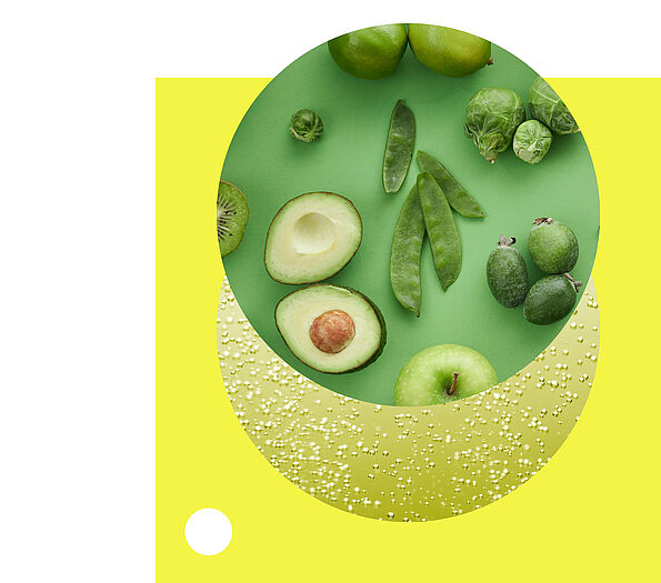 Collage mit viel verschiedenem grünem Obst und Gemüse wie Avocado, Kohlsprossen, Zuckererbsenschoten und einem Apfel