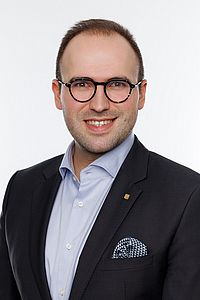 Vladan Vujcic, der Verkaufsleiter von Wien, lächelt in die Kamera