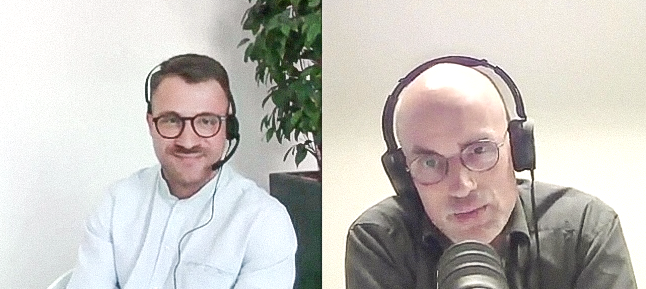 Splitscreen mit zwei Männern, beide mit Headset im Gespräch