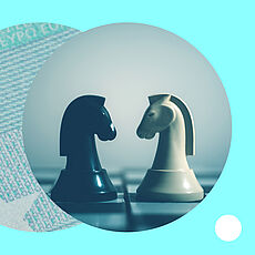 Auf einem Schachbrett stehen sich ein schwarzer und ein weißer Springer gegenüber