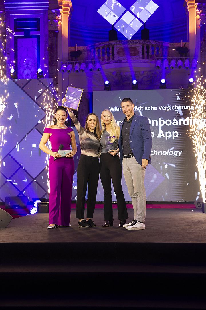 Gruppenfoto auf der Bühne in der Wiener Hofburg. Der silberne HR Award in der Kategorie People & Technology wird verliehen.