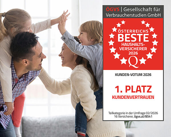 Familie spielt zuhause, Eltern heben ihre Kinder lachend hoch. Eingeblendetes Siegel: Österreichs beste Haushaltsversicherer 2026, 1. Platz Kundenvertrauen.