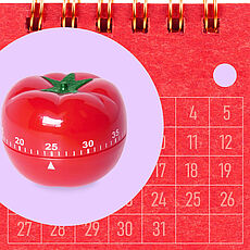 Eine rote Eieruhr in Tomatenform ist in einem lila Kreis auf einem roten Kalenderblatt platziert.