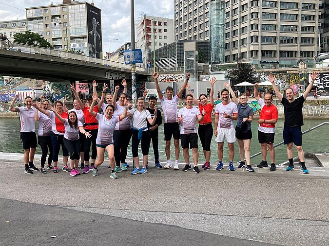 Bild vom Mitarbeiter Lauftreff mit einer großen Gruppe an Läufern.