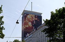 Rückseite: Ringturmverhüllung 2018 "I saw this" - von Gottfried Helnwein