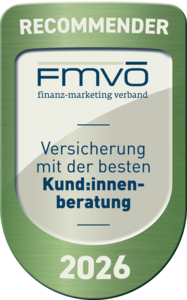 Grünes Abzeichen mit der Aufschrift ‚RECOMMENDER 2026‘. In der Mitte steht das Logo ‚FMVÖ – finanz-marketing verband‘. Darunter der Text: ‚Versicherung mit der besten Kund:innenberatung‘.