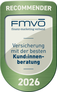 Grünes Abzeichen mit der Aufschrift ‚RECOMMENDER 2026‘. In der Mitte steht das Logo ‚FMVÖ – finanz-marketing verband‘. Darunter der Text: ‚Versicherung mit der besten Kund:innenberatung‘.