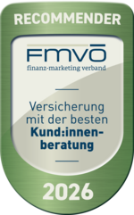 Grünes Abzeichen mit der Aufschrift ‚RECOMMENDER 2026‘. In der Mitte steht das Logo ‚FMVÖ – finanz-marketing verband‘. Darunter der Text: ‚Versicherung mit der besten Kund:innenberatung‘.