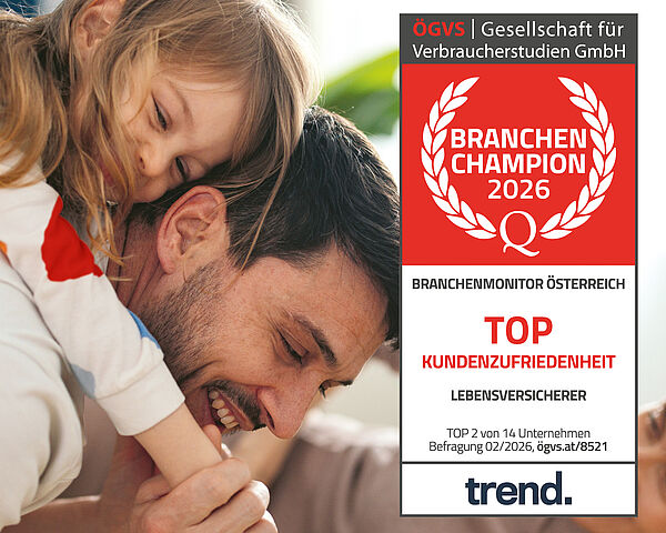 Vater spielt mit einem Kind auf seinen Schultern, beide lachen. Eingeblendetes Siegel: Branchen Champion 2026 für hohe Kundenzufriedenheit bei Lebensversicherern (Top 2 von 14 Unternehmen).