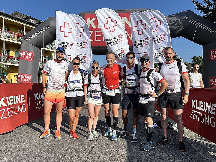 Gruppenfoto von Läufer:innen beim Marathon Kärnten läuft.
