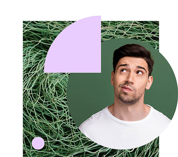 Collage mit dem Foto eines jungen Mannes im weißen T-Shirt, der grübelnd nach oben schaut und den Mund verzieht. Das Bild steht auf einem grünen Hintergrund mit lila Grafikelementen.